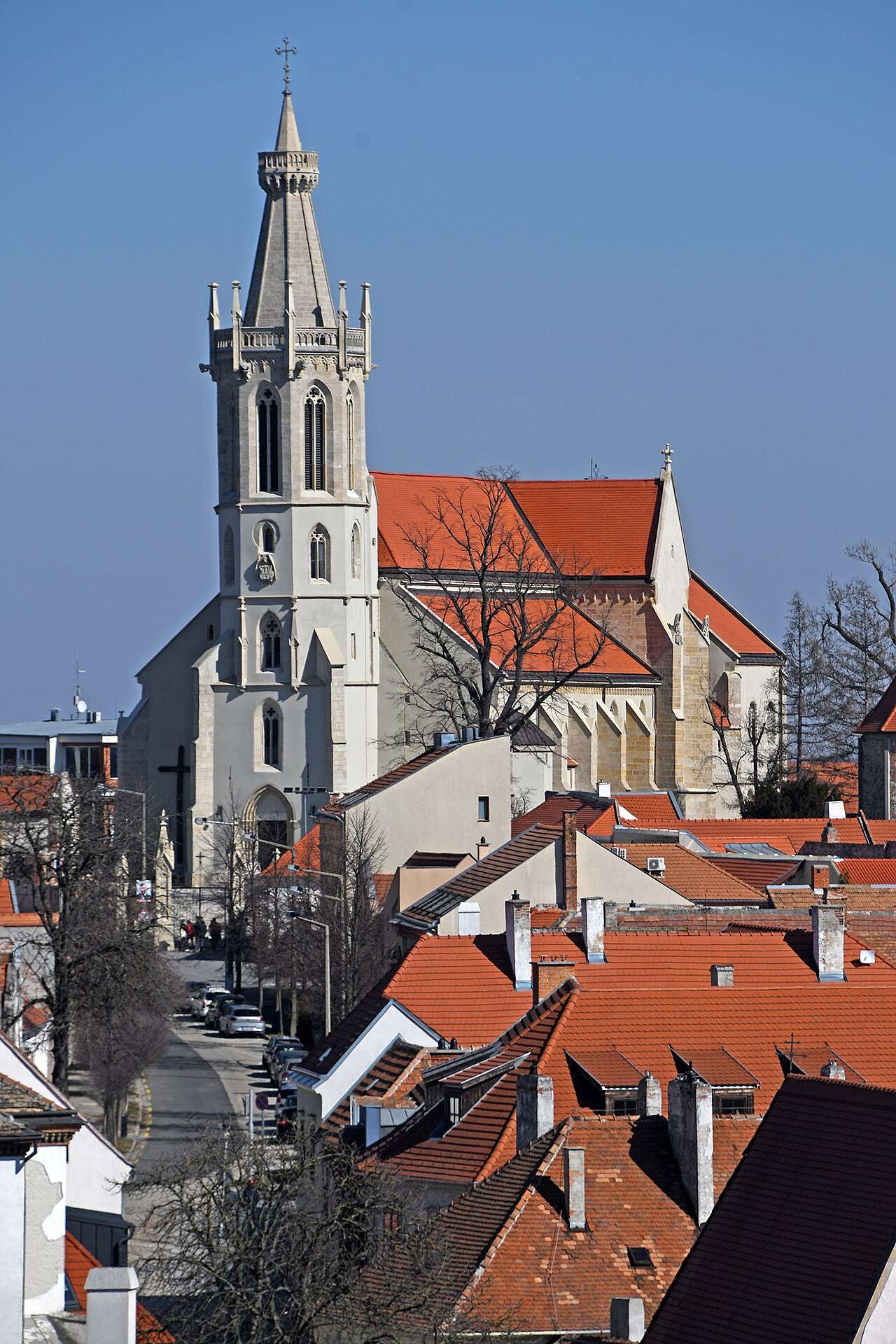 Požární věž v Sopronu nad historickým jádrem města