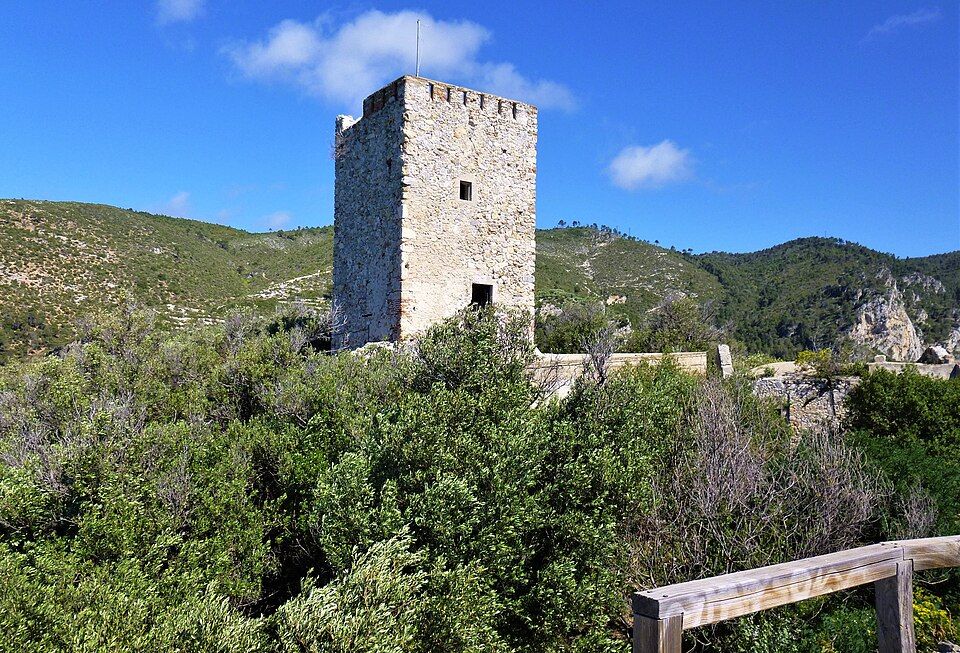 Jaro ve Varigotti — pohled na domy Borgo Saraceno ze svahu nad vsí