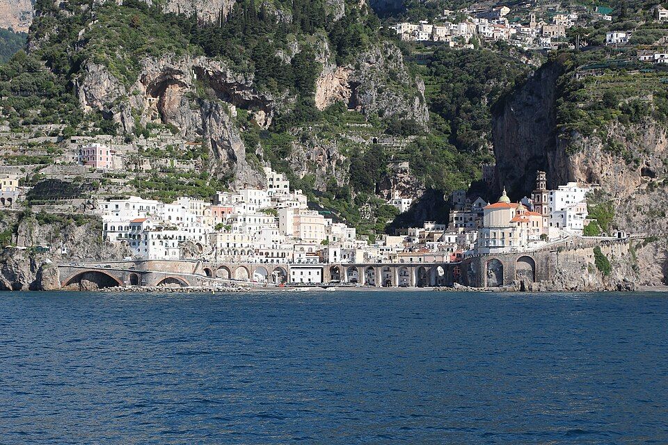Atrani — přímý pohled na kostel a věžičku nad střechami