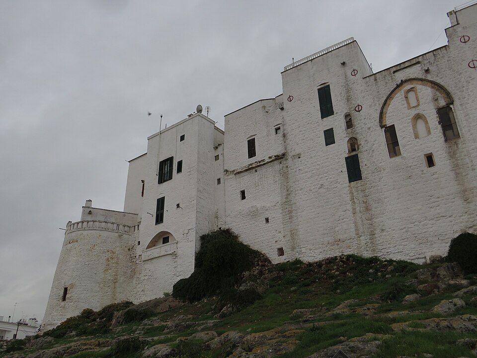 Stará hradební zeď a apsida kostela San Giacomo v Ostuni na bulváru Viale Oronzo Quaranta