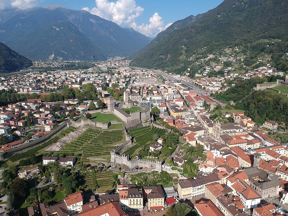Město Bellinzona s hradem Castelgrande na skále nad střechami