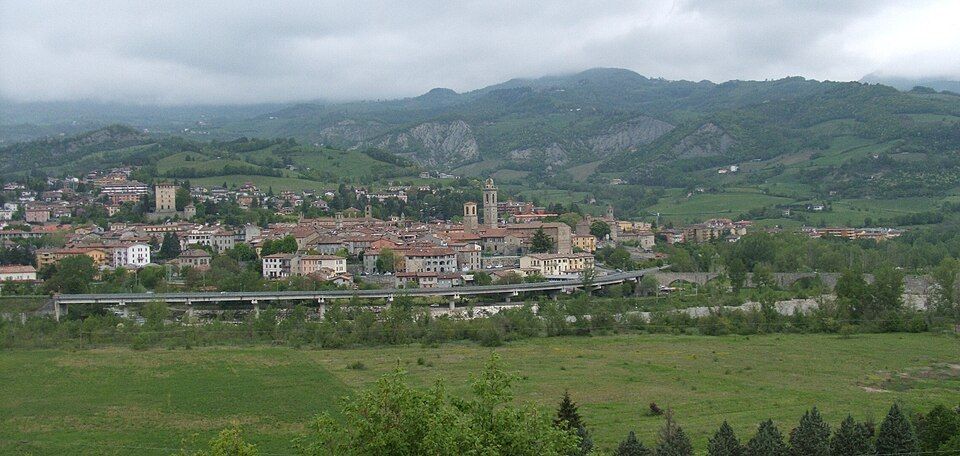 Pohled na Bobbio s věží opatství svatého Kolumbána a střechami historického centra