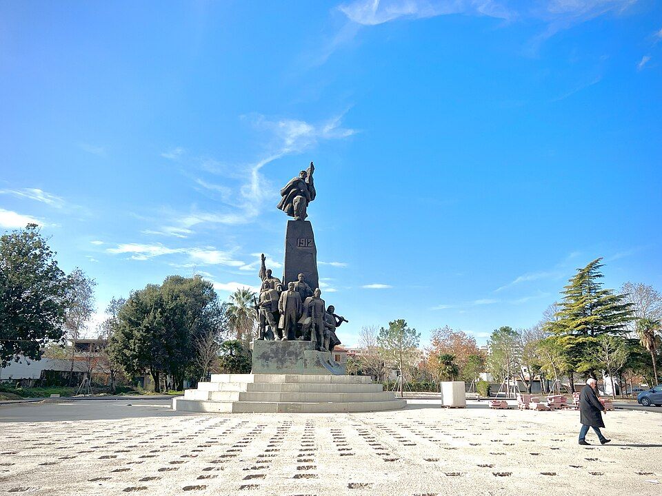 Pomník nezávislosti ve Vlorë