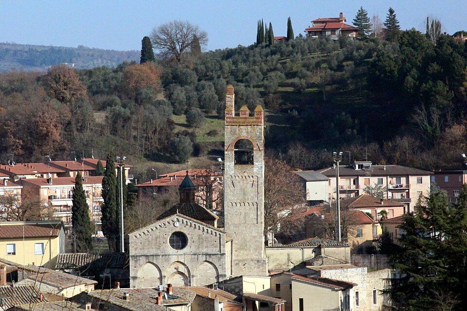 Romanesque fasáda kostela v Asciano