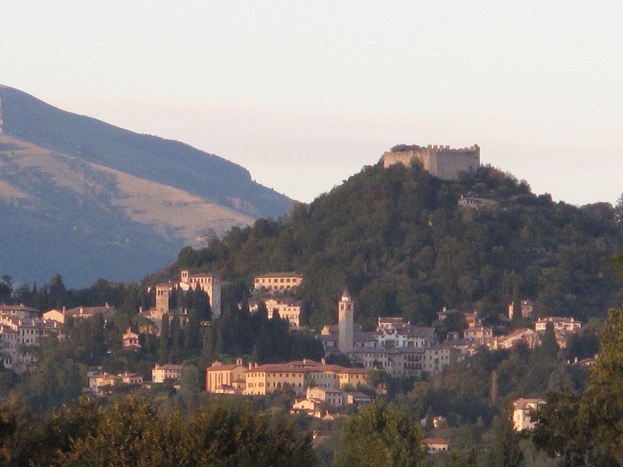 Asolo na kopci nad venetskou rovinou, věž a střechy historického centra