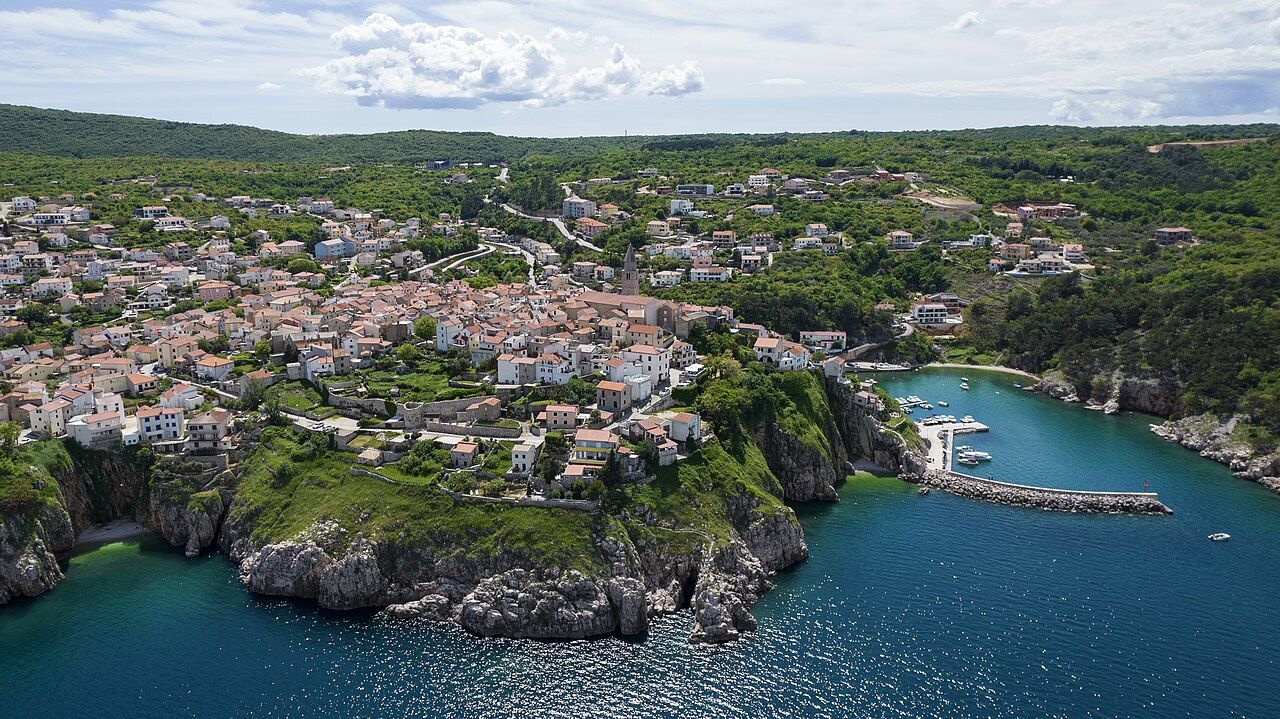Vrbnik na útesu nad mořem, ostrov Krk