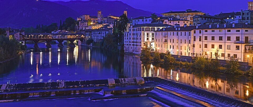 Bassano del Grappa za modré hodiny s osvětleným mostem