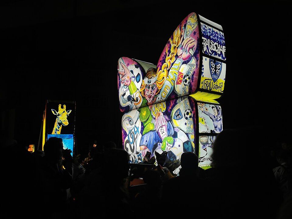 Lampiony a masky během baselského karnevalu Fasnacht