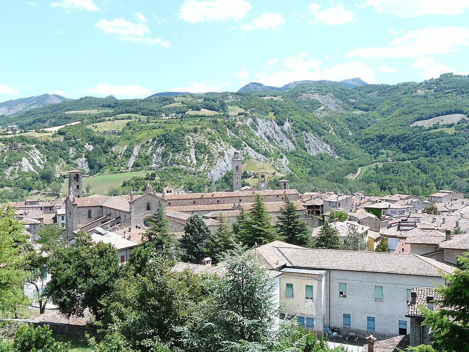 Panorama Bobbia s mostem a městem zalitým sluncem