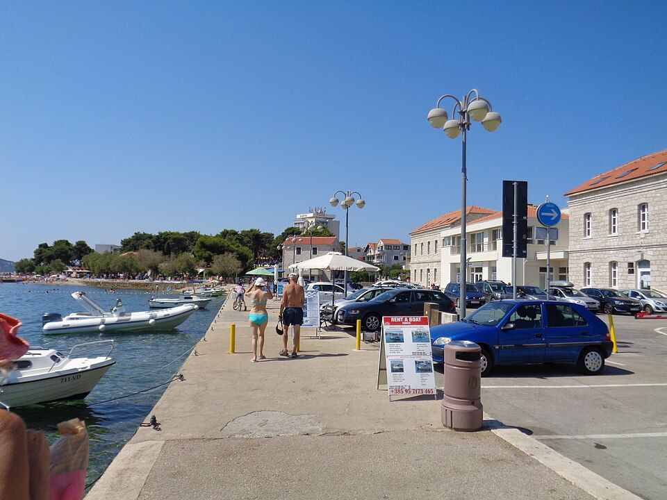 Pobřežní promenáda riva ve Vodicích