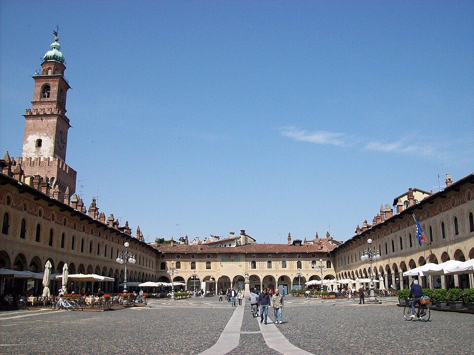 Arkády a malované fasády domů na Piazza Ducale ve Vigevanu