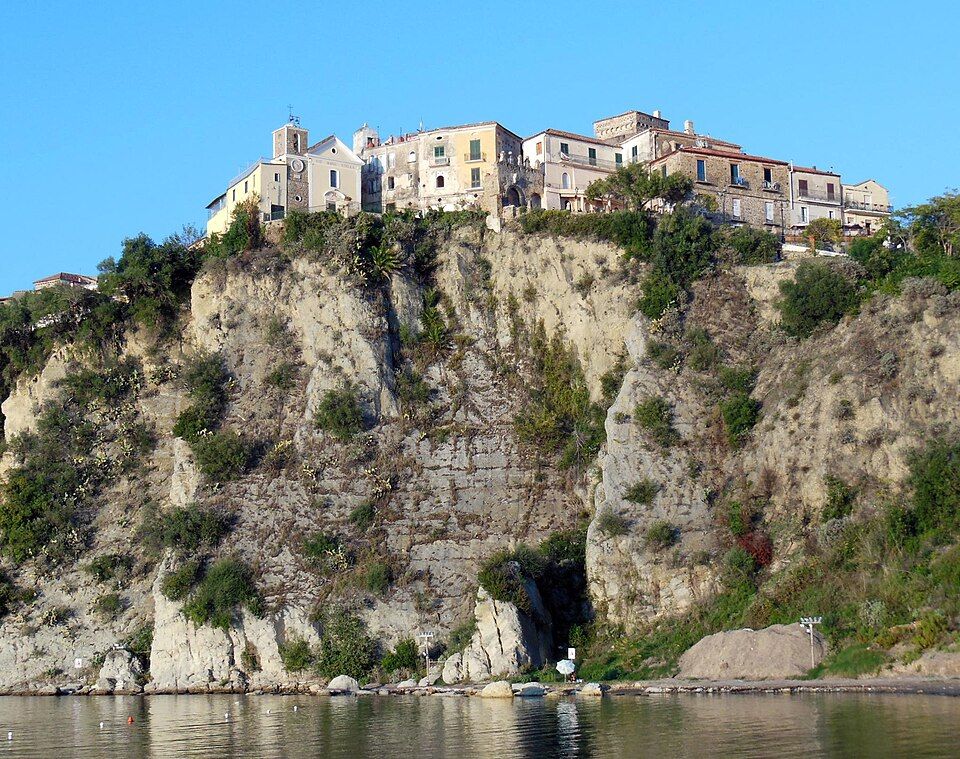 Staré město Agropoli — historické centrum na skalním ostrohu nad mořem