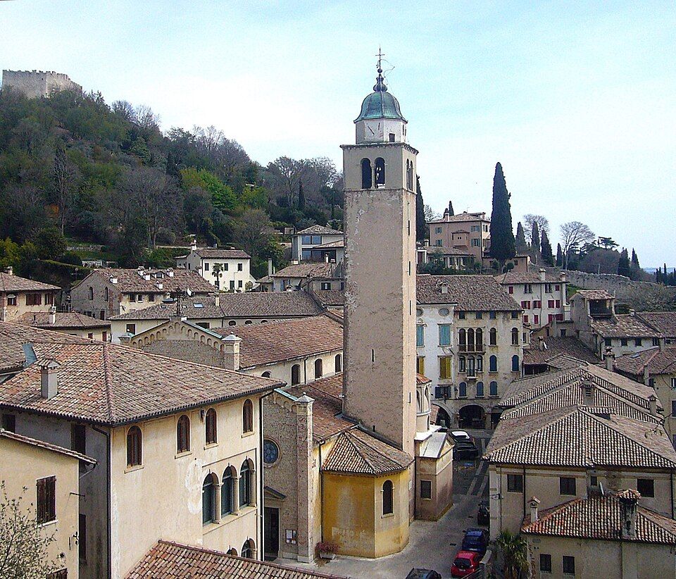 Výhled na Asolo z věže Torre Reata