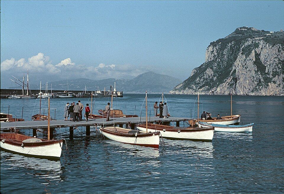 Capri Marina Grande v roce 1960, lode u mola a domy na svahu