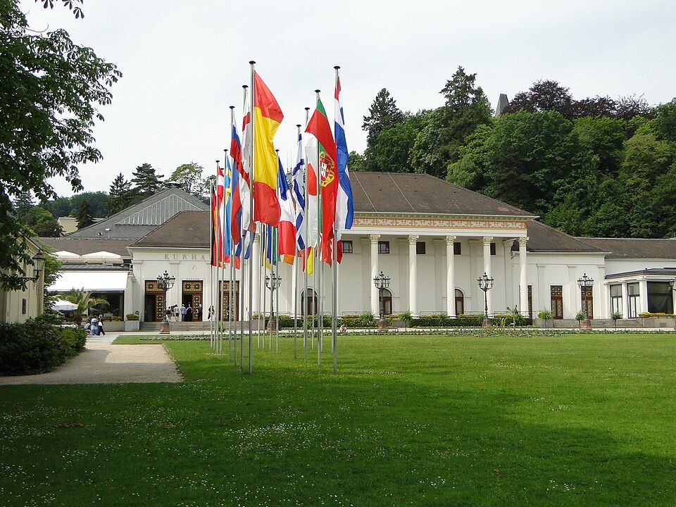 Květinová výzdoba a lázeňské domy v centru Baden-Badenu