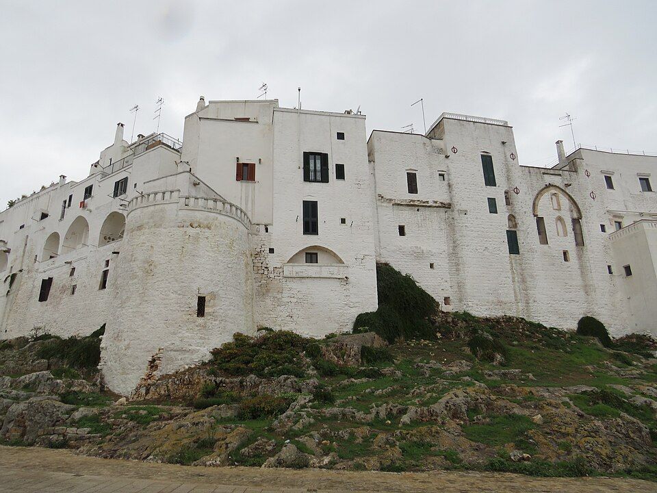 Hradební zeď Ostuni s věží a apsidou kostela San Giacomo
