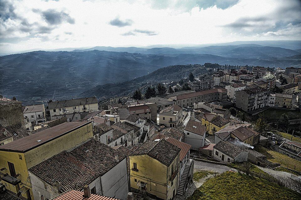 Celkový pohled na Acerenzu — borgo na kopci v provincii Potenza