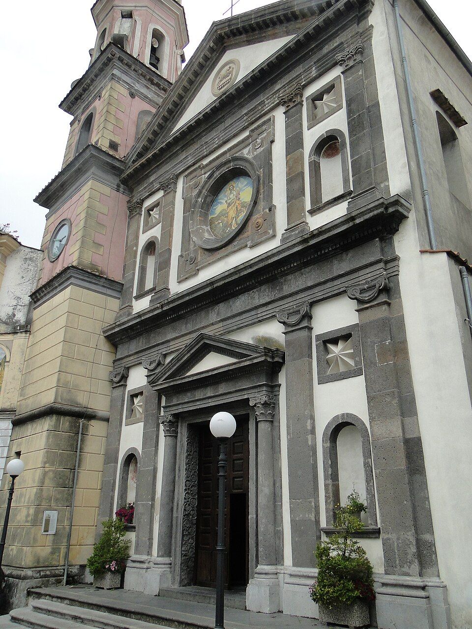 Průčelí kostela svatého Jana Křtitele ve Vietri sul Mare