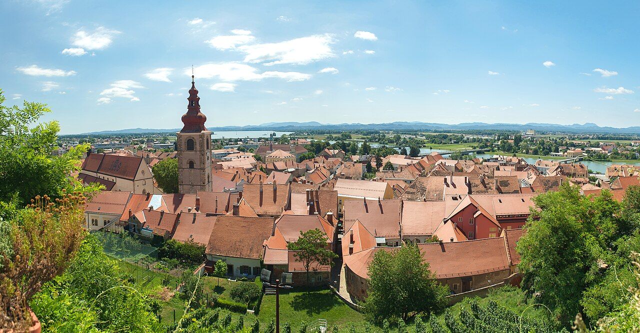 Panorama Ptuje s hradem nad řekou Drávou