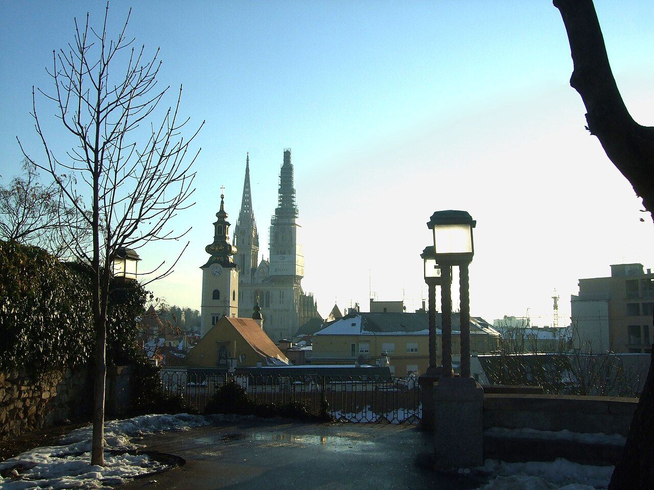 Střechy Záhřebu s věžemi katedrály nad horním městem