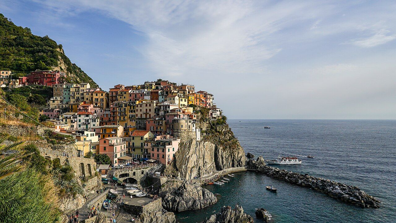Manarola — barevné domy nad přístavem a vinice na svazích