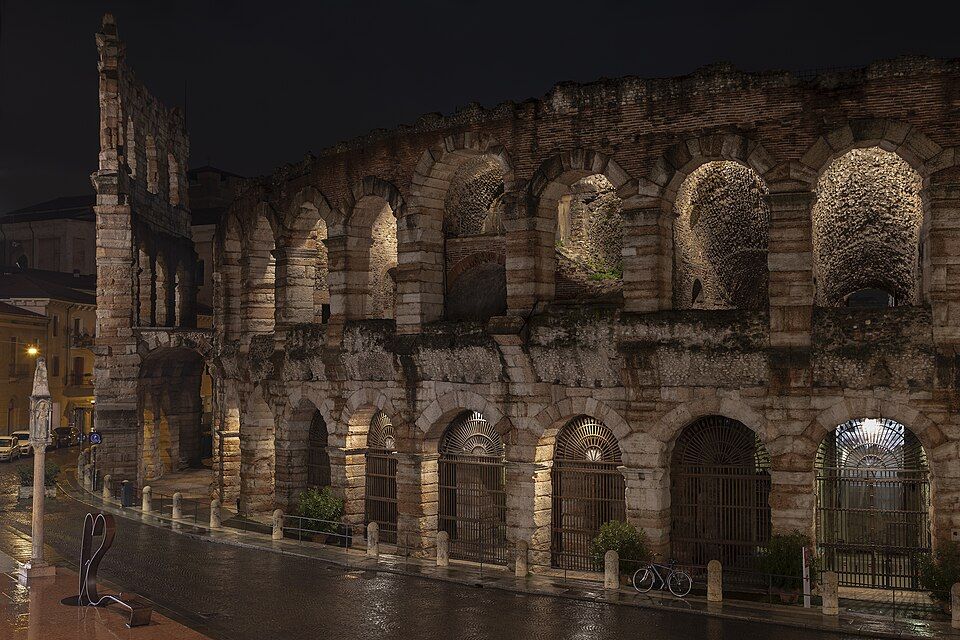 Detail oblouků Areny di Verona s historickou kašnou v popředí
