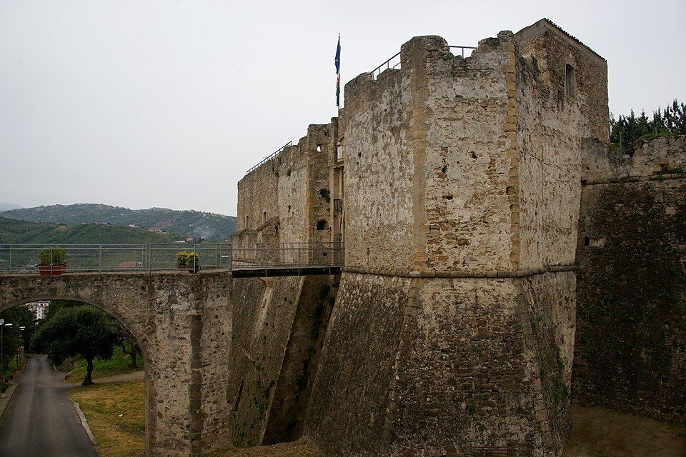 Aragonský hrad Castello Angioino-Aragonese v Agropoli