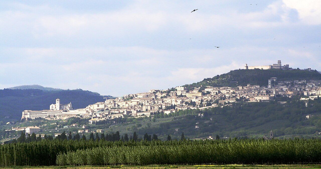 Panorama Assisi z růžového kamene na úbočí hory Monte Subasio s bazilikou svatého Františka