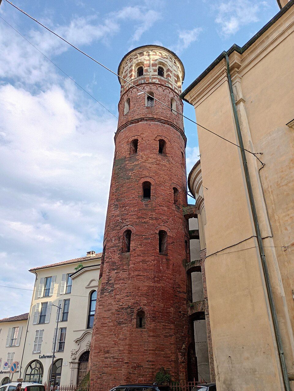 Torre Rossa, červená věž s římskými základy v Asti