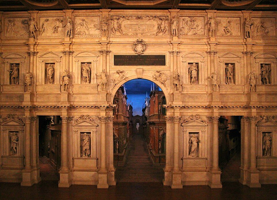 Frontální pohled na jevištní stěnu Teatro Olimpico