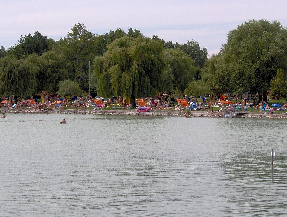 Balatonská pláž u Balatonfüredu
