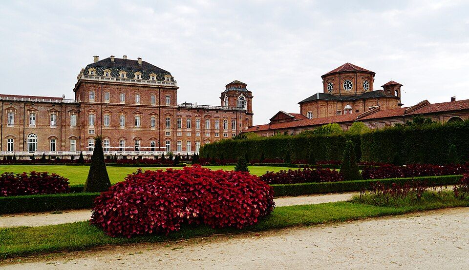 Fasáda a vstupní část rezidence Venaria Reale