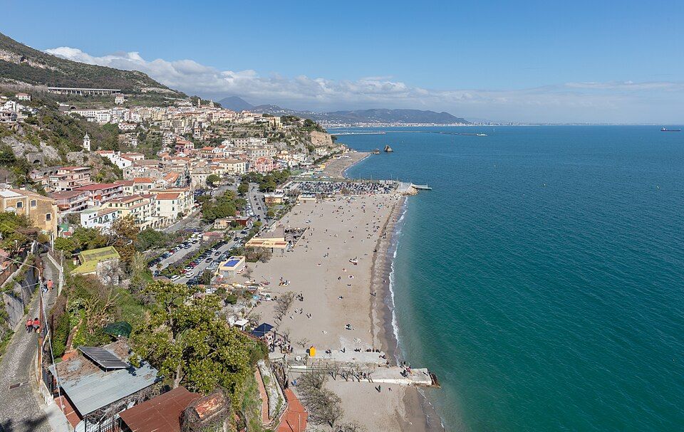Pohled na Vietri sul Mare a pobřeží shora