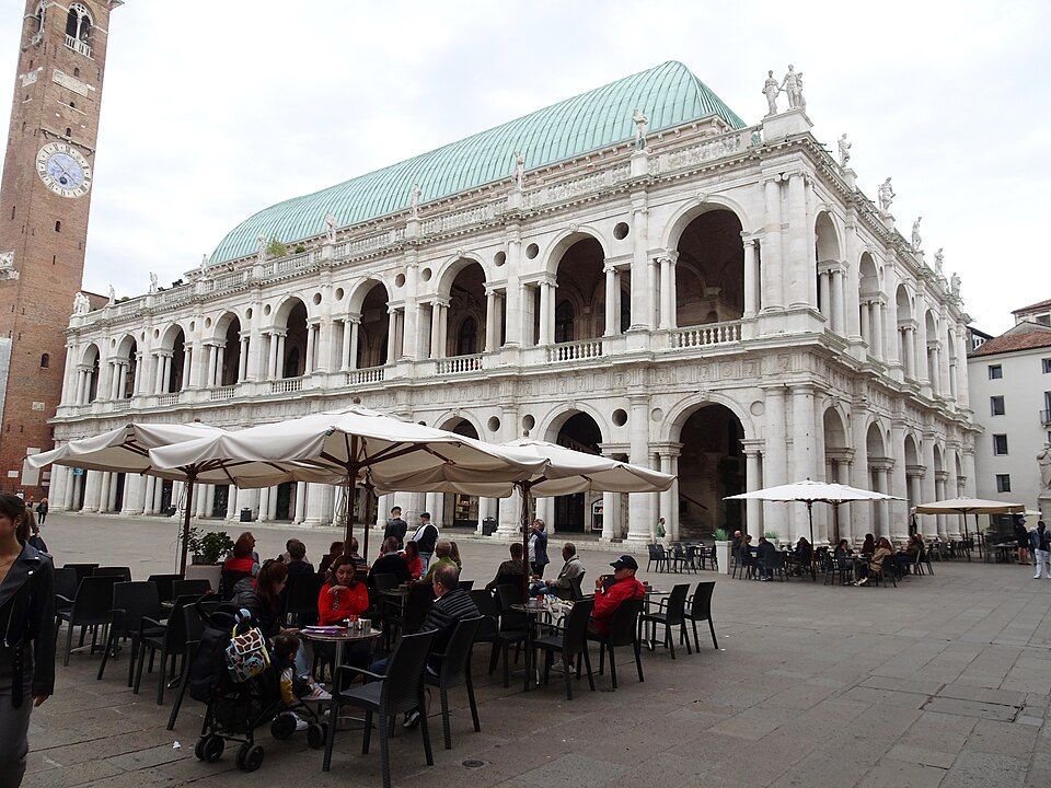 Basilica Palladiana ve Vicenze s charakteristickou Palladiovou loggií