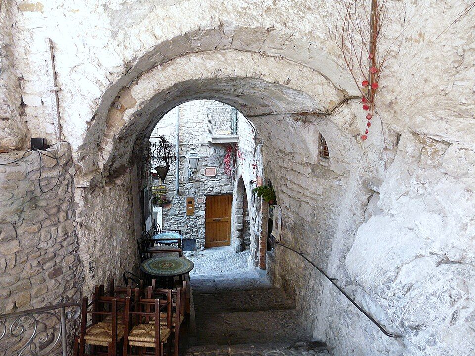 Pohled na kamenné domy Apricale stoupající do svahu