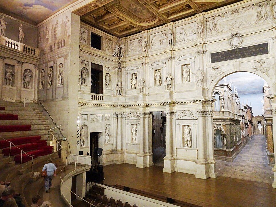 Bohatě zdobená jevištní stěna scaenae frons Teatro Olimpico se sochami