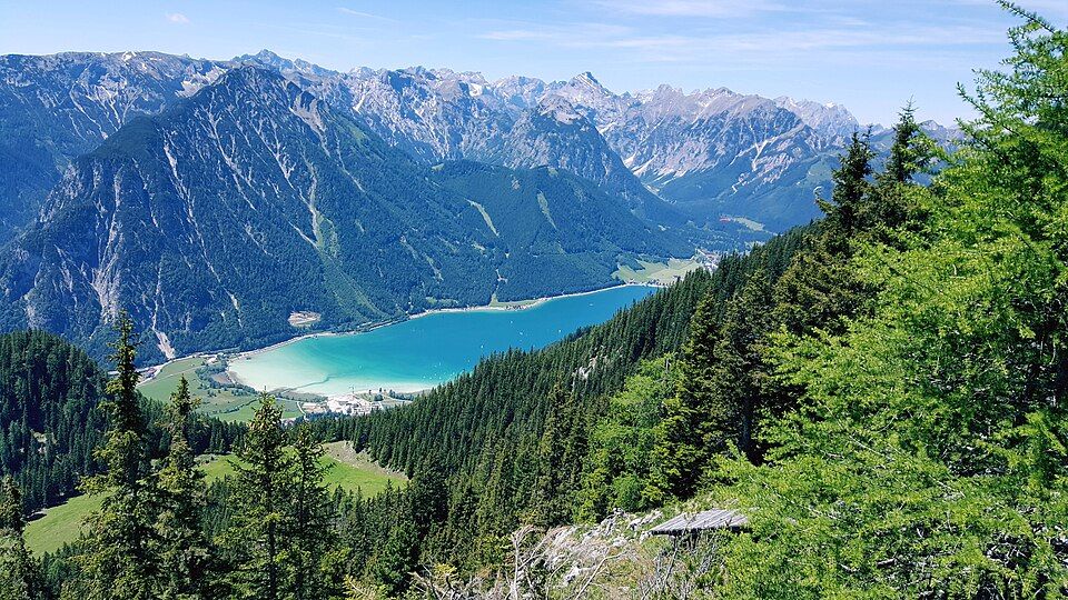 Pohled na celé jezero Achensee shora od chaty Erfurter Hütte v Rofanu