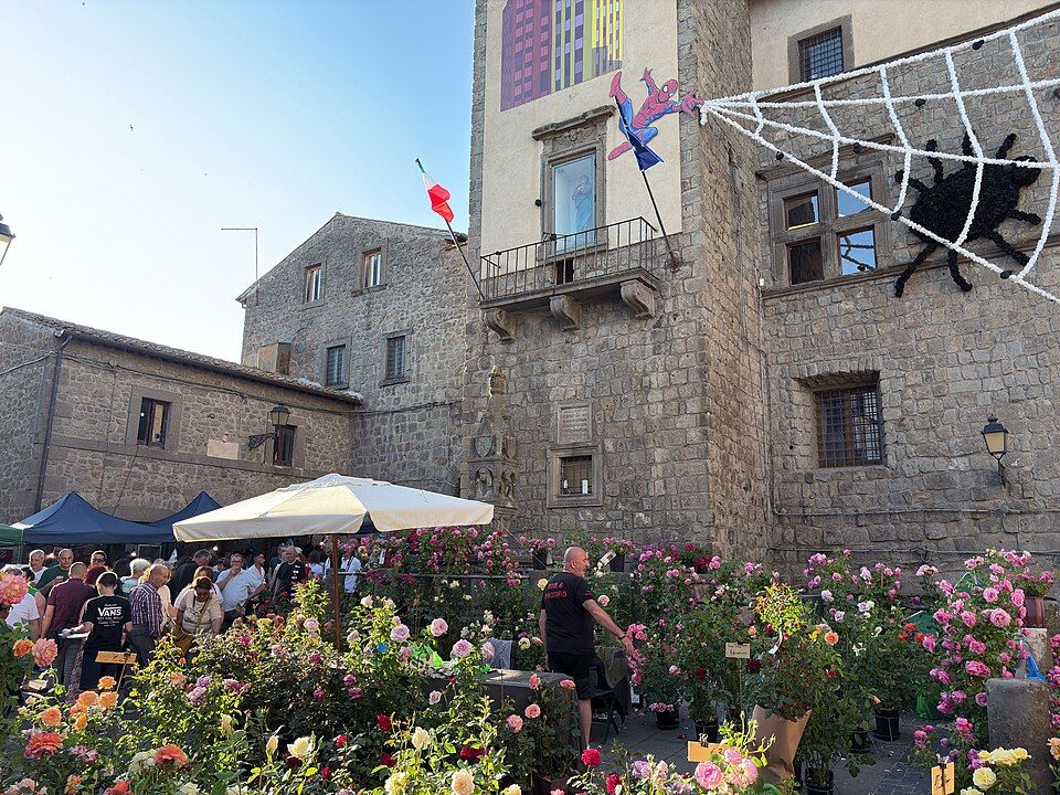 Kašna na Piazza Roma ve Vitorchiano za soumraku