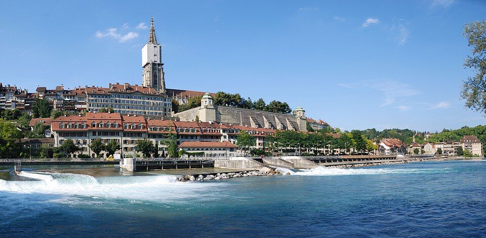 Bernský Münster s vyhlídkovou terasou nad řekou Aarou