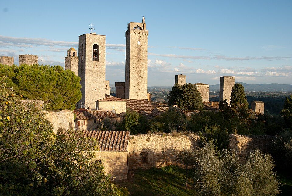 Silueta věží San Gimignana nad toskánskými kopci