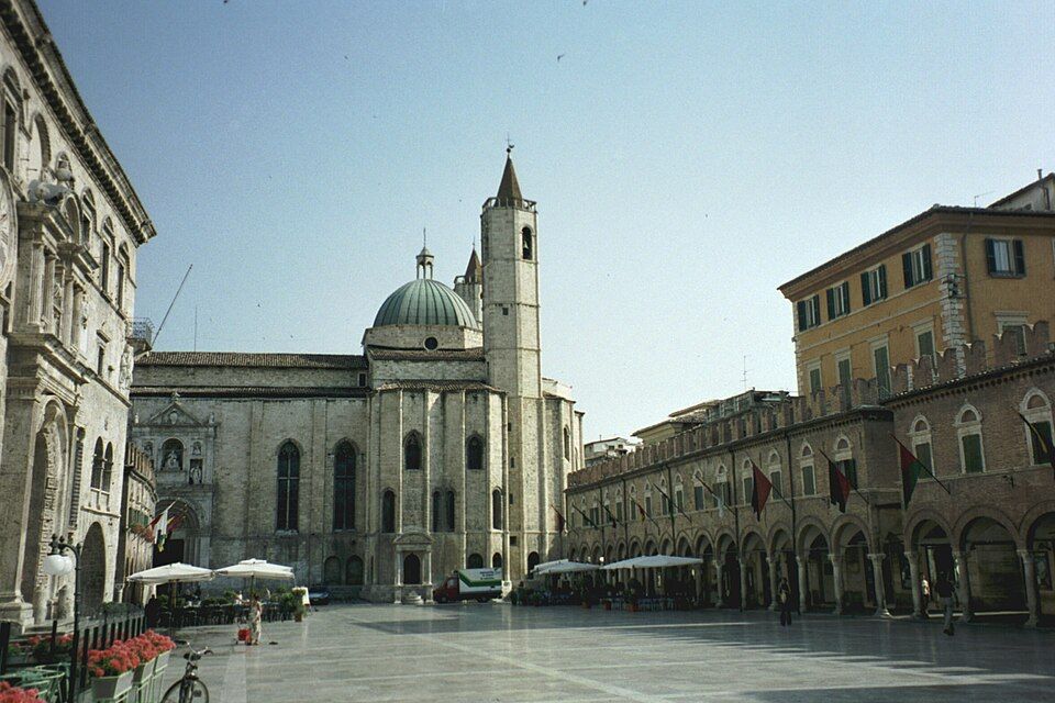 Travertinové náměstí Piazza del Popolo v Ascoli Piceno