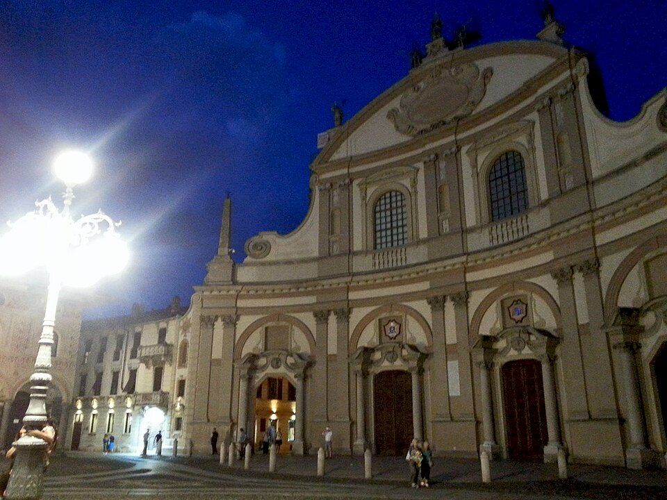 Vyklenutá barokní fasáda katedrály Sant'Ambrogio na Piazza Ducale