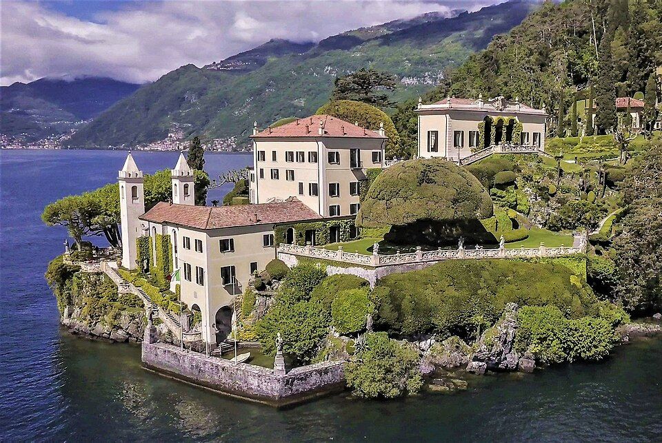Pohled na Villa del Balbianello z jezera