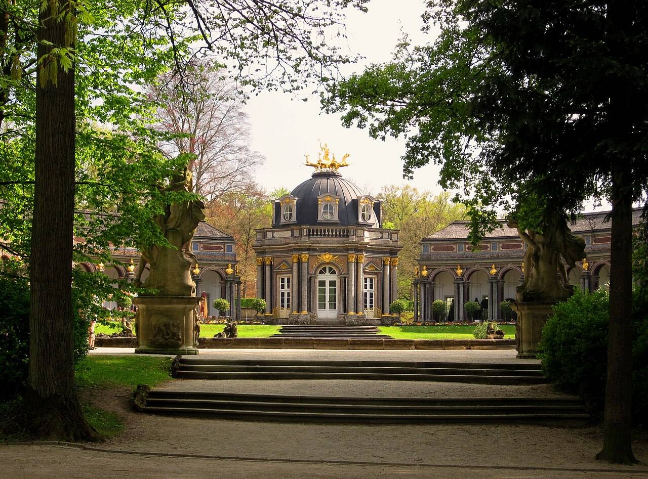Sluneční chrám se zlatým kočárem v parku Eremitage u Bayreuthu