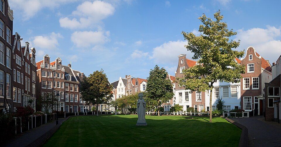 Tichý vnitřní dvůr Begijnhof s historickými domy v centru Amsterdamu