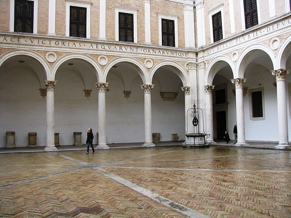 Arkády nádvoří Palazzo Ducale v Urbinu
