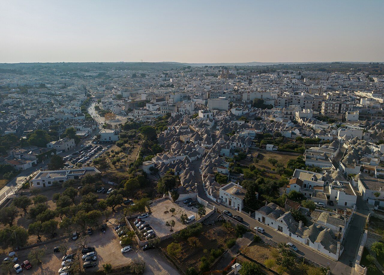 Letecký pohled na Alberobello s tisíci kuželových střech trulli