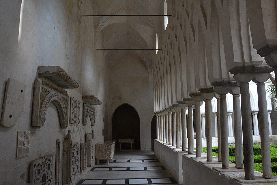 Špičaté oblouky Rajského kláštera v Amalfi