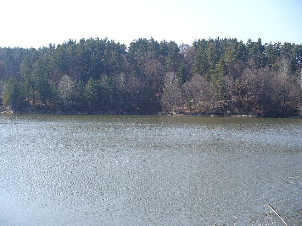 Tyrkysové Berovské jezero