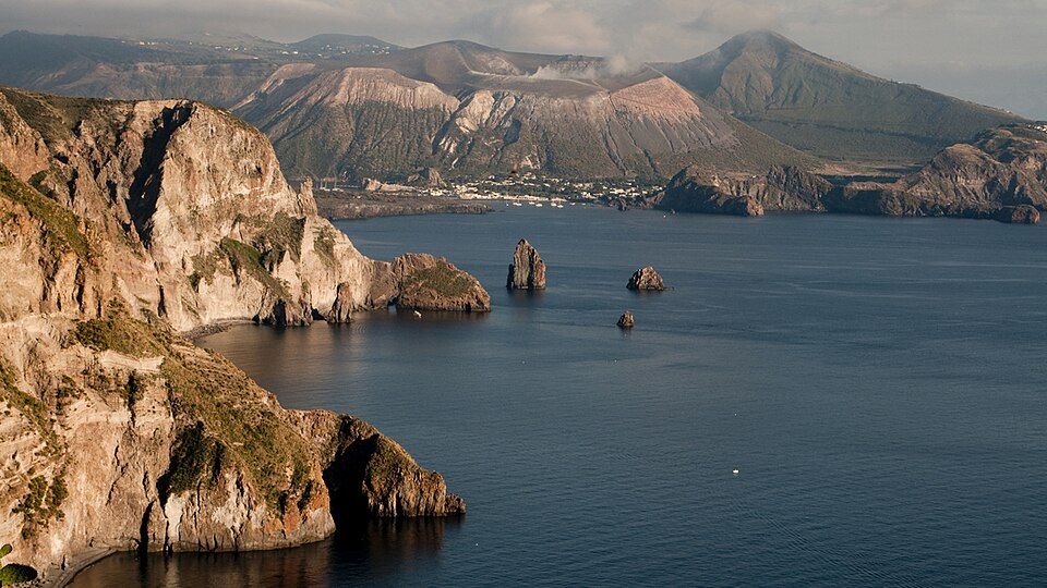 Výhled od Quattrocchi na Vulcano — kráter a tyrkysové moře Eolských ostrovů